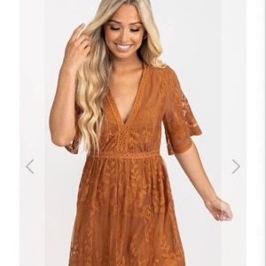 Beautiful gold dress! Size small. The zipper is broken but in good condition